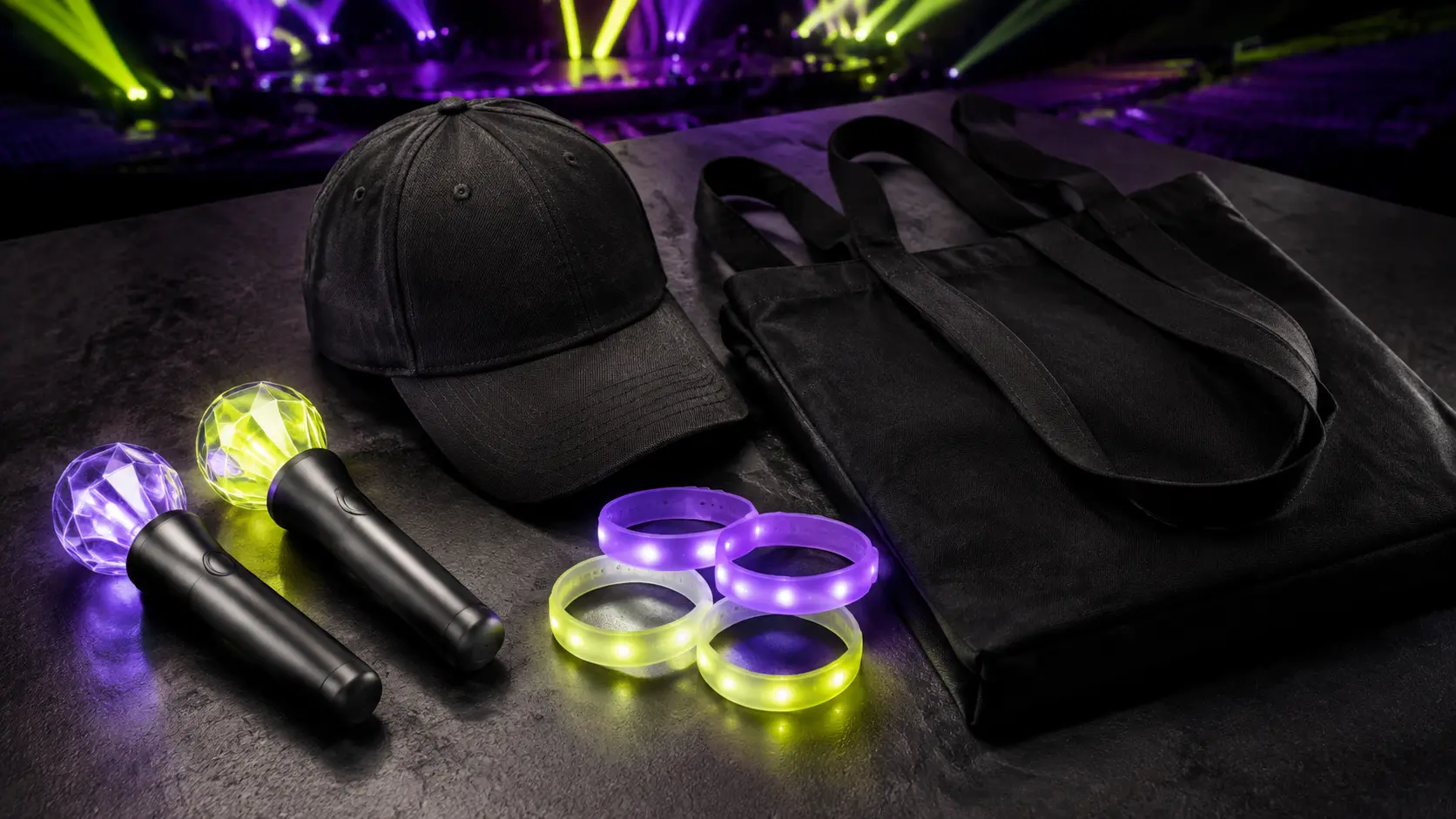 Ispirazione per merchandising concerti: braccialetti LED, light stick, cappellino e shopper